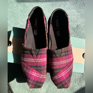 TOMS black & pink cozy dark plaid, size 10, used